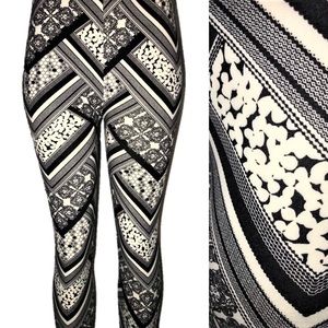 Super Soft Leggings Black & White Modern Design